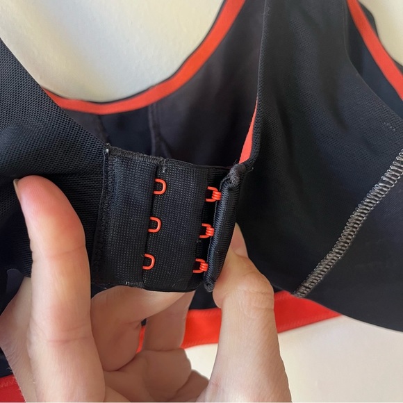 Under Armour HeatGear Armour Sports Bra 36D | Black Red High Impact Workout Bra - Picture 7 of 13